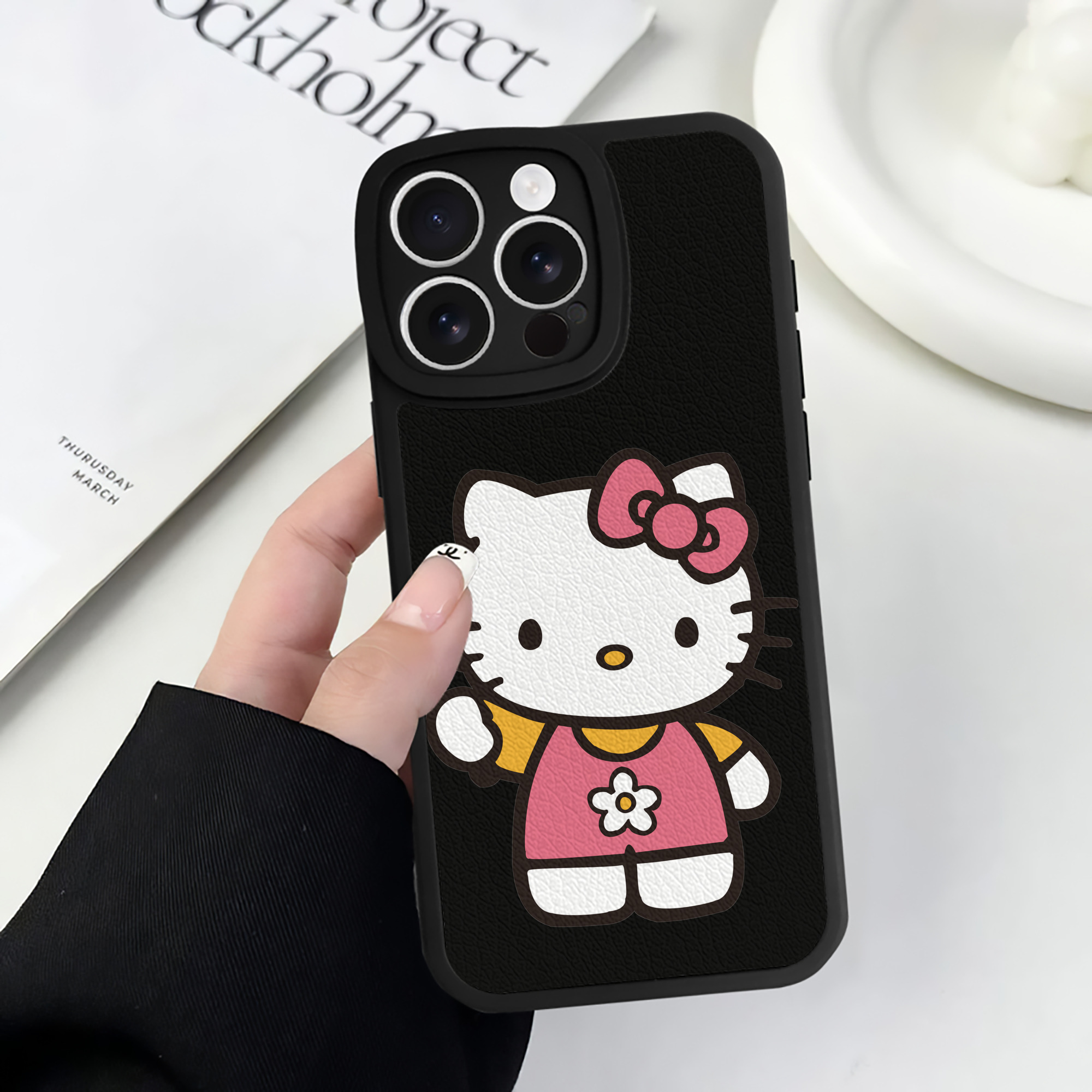（画像用） Hello Kitty ハローキティ 【iPhone 16シリーズ対応】シリコンスマホケース（レザー調） 材質：シリコン